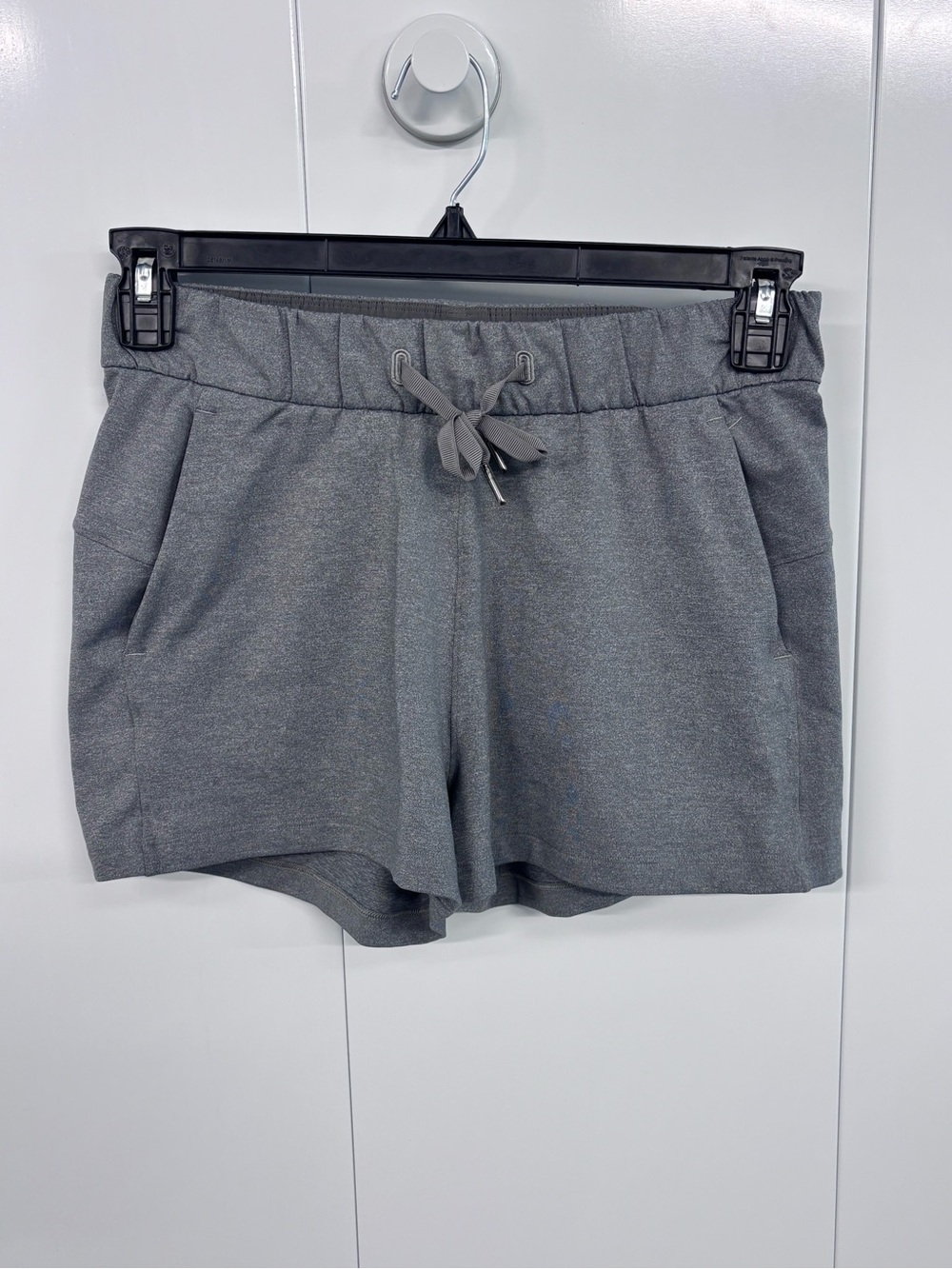 Lululemon Athletic Shorts Women's Size 4 Gray Drawstring Pockets Stretch Trainin